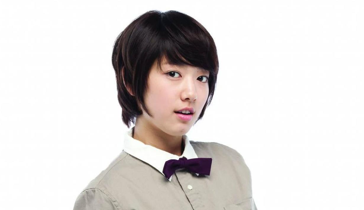 Park Shin Hye pernah berdandan seperti seorang pria saat ia bermain dalam You're Beautiful pada 2009. Kira-kira ia masih terlihat cantik tidak? (Foto: koreaboo.com)