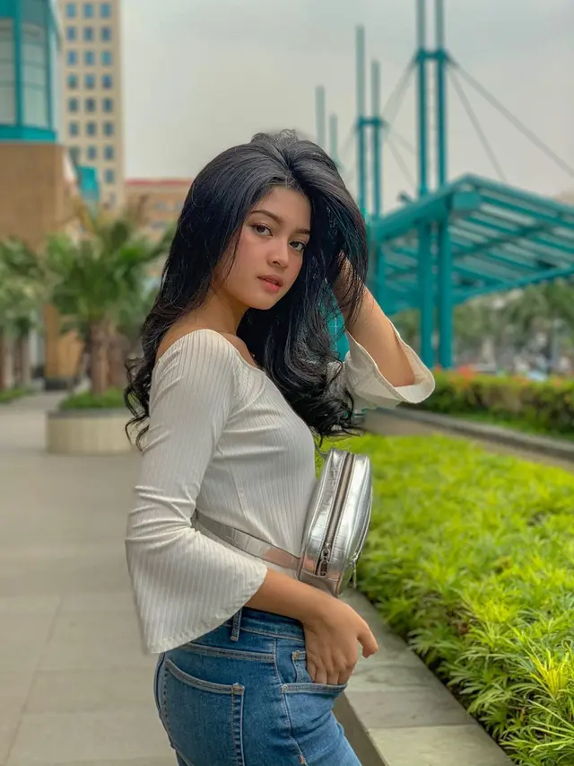 7 Gaya Kasual Yoriko Angeline, Personel Girlband yang Main Film Dilan