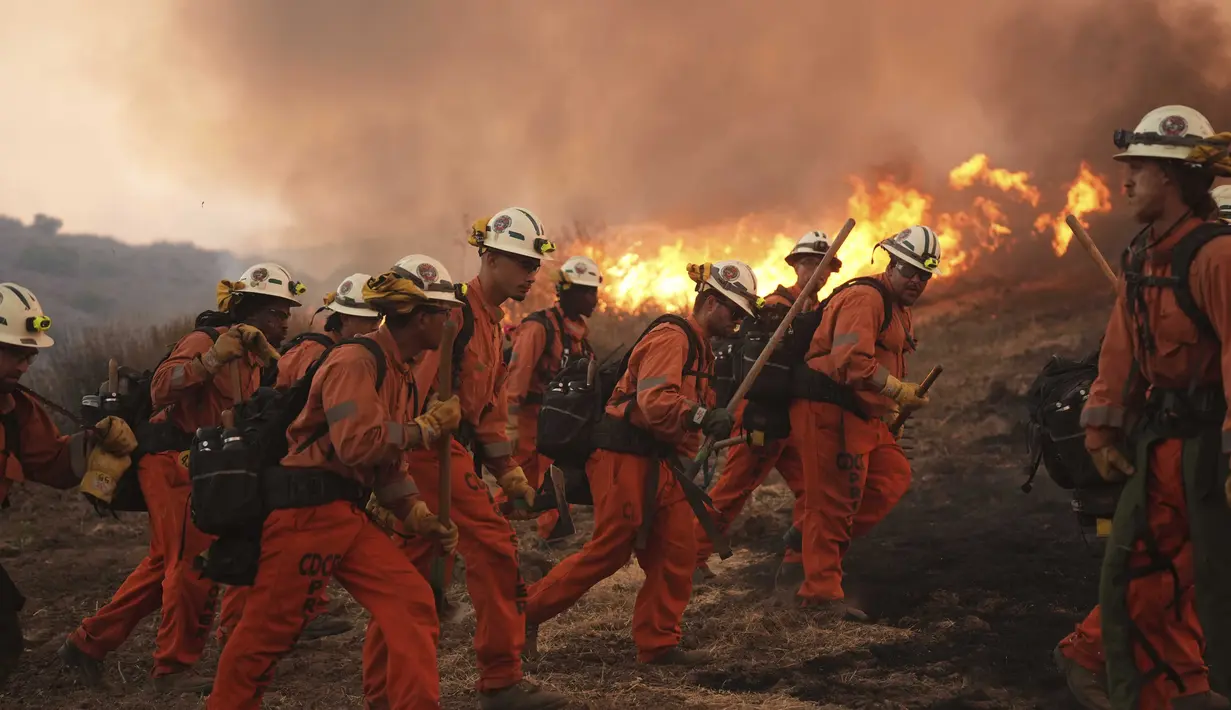 Tim pemadam terus berupaya memadamkan kebakaran yang diidentifikasi sebagai Canyon Fire pada Kamis 7 Agustus 2025 waktu setempat, di Halsey Canyon, California, Amerika Serikat. (AP Photo/Marcio Jose Sanchez)