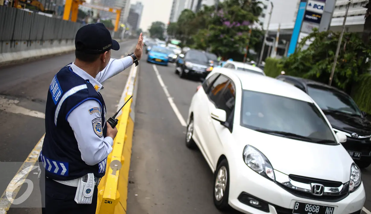 Masa uji coba penerapan kebijakan pembatasan kendaraan berdasarkan pelat nomor ganjil dan genap dipastikan akan dimulai pada 27 Juli 2016, Jakarta, Senin (25/7). (Liputan6.com/Faizal Fanani)