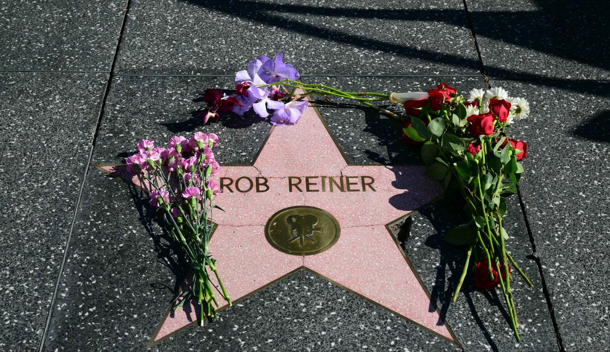 Beberapa bunga diletakkan di bintang Hollywood Walk of Fame milik aktor sekaligus sutradara Amerika Serikat, Rob Reiner, di Los Angeles, California, pada Senin 15 Desember 2025. Dunia perfilman Amerika Serikat berduka atas kepergian Rob Reiner. (Frederic J. Brown/AFP)
