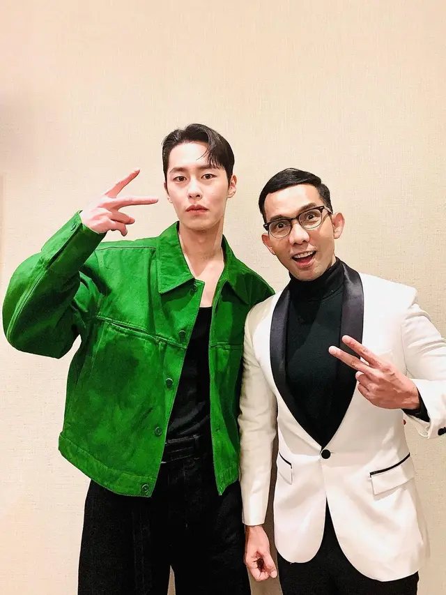 5 Potret Indra Herlambang saat Jadi MC Fan Meeting Artis Korea Selatan, Seru Banget