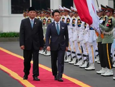 Menteri Pertahanan Republik Indonesia, Sjafrie Sjamsoeddin (kiri), bersama Menteri Pertahanan Jepang Shinjiro Koizumi memeriksa barisan kehormatan selama upacara penyambutan di Jakarta, Senin 4 Mei 2026. Menteri Pertahanan Republik Indonesia, Sjafrie Sjamsoeddin, menerima kunjungan kehormatan Menteri Pertahanan Jepang, Shinjiro Koizumi, di kantor Kementerian Pertahanan, Jakarta. (AP Photo/Achmad Ibrahim)