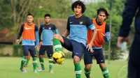 Gelandang Timnas Indonesia U-23, Rasyid Bakri (kanan) mencoba merebut bola dari kaki Rizky Pellu saat berlatih di lapangan SPH Karawaci Tangerang, (14/5/2014). (Liputan6.com/Helmi Fithriansyah) 