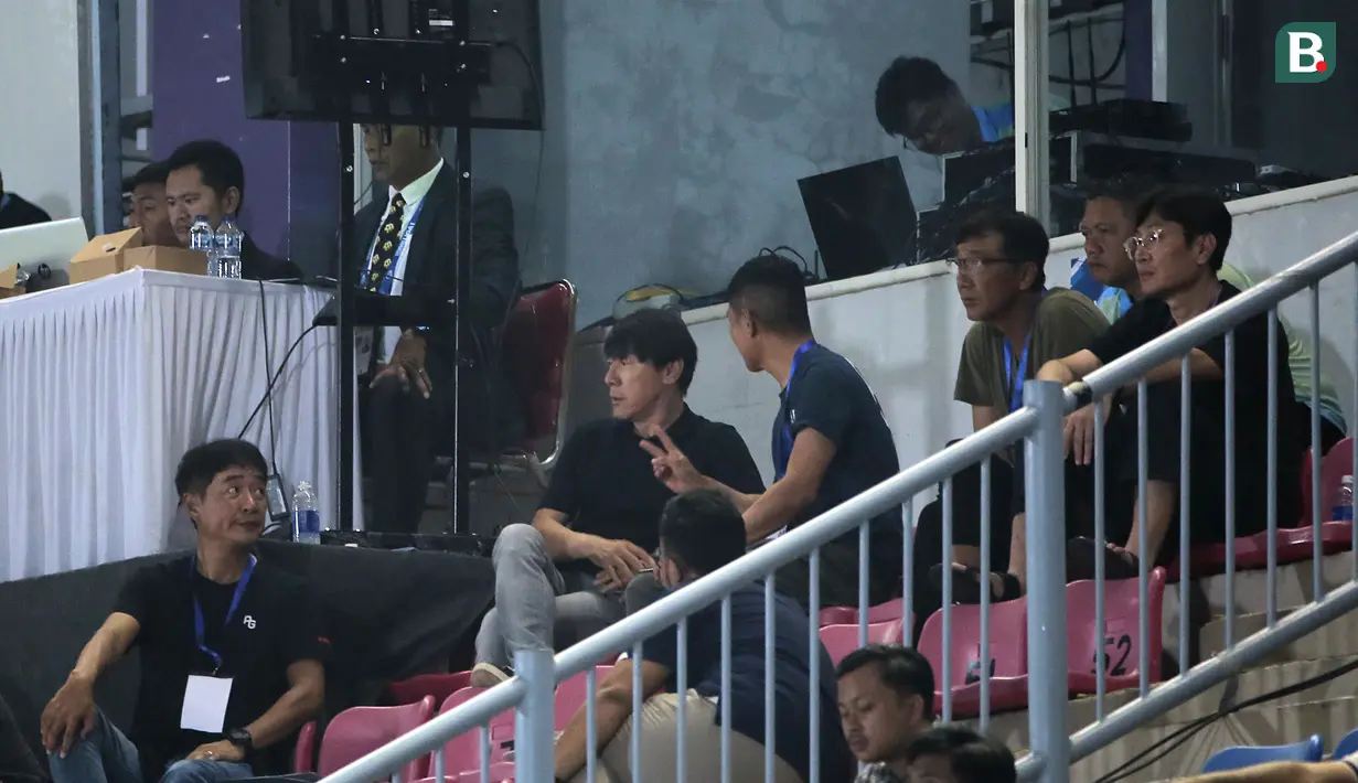 Pelatih Timnas Indonesia, Shin Tae-yong (tengah), didampingi asisten pelatih saat menyaksikan pertandingan pekan keempat BRI Liga 1 2023/2024 antara Dewa United melawan Persik Kediri yang berlangsung di Stadion Indomilk Arena, Tangerang, Jumat (21/7/2023). (Bola.com/Ikhwan Yanuar)