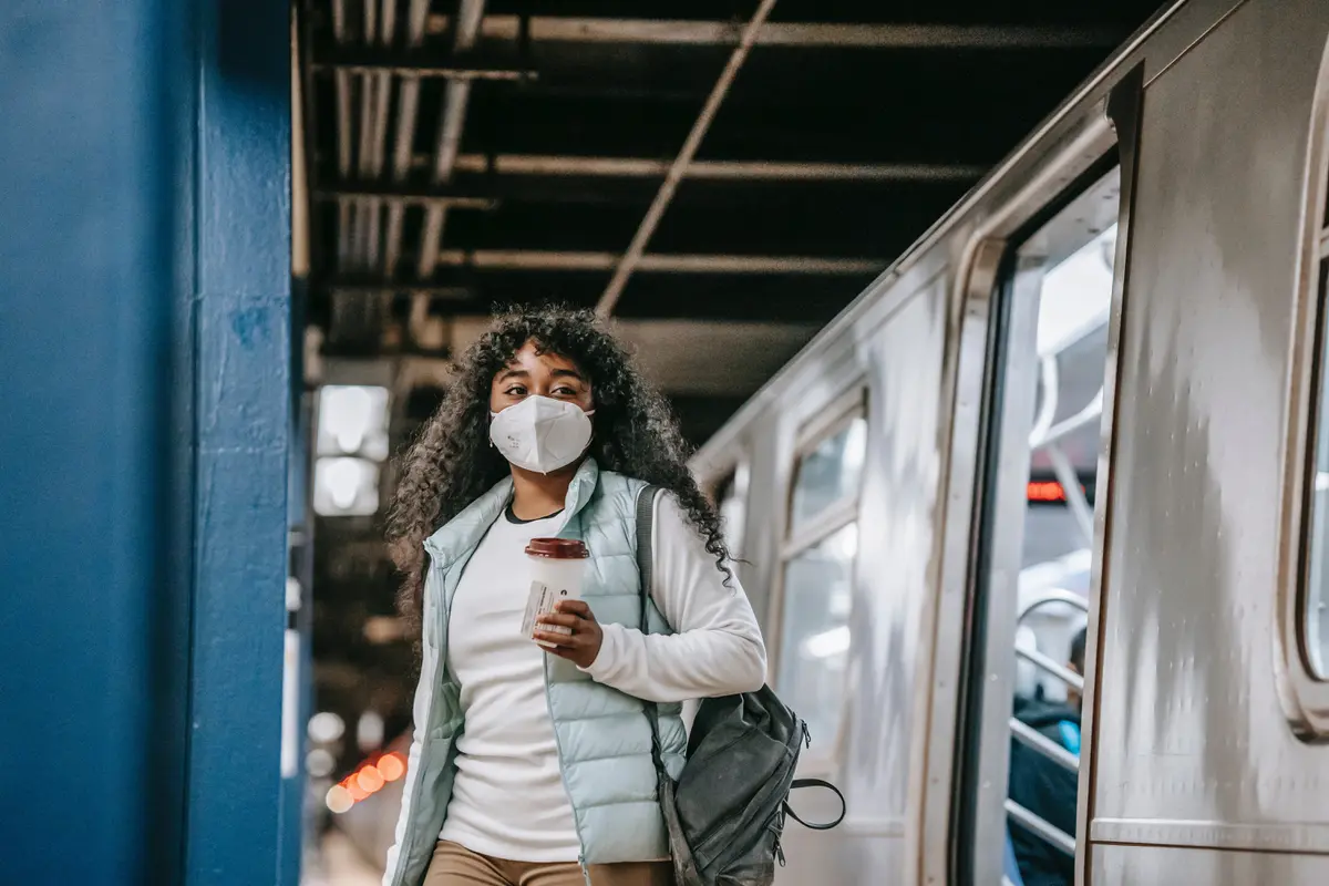 Jokowi Longgarkan Aturan Wajib Masker di Ruang Terbuka, Bagaimana di Pesawat dan KRL?