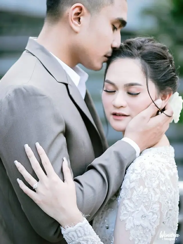 Beri Cincin, Ini 6 Pemotretan Terbaru Lutfi Agizal dan Kekasih Bak Prewedding
