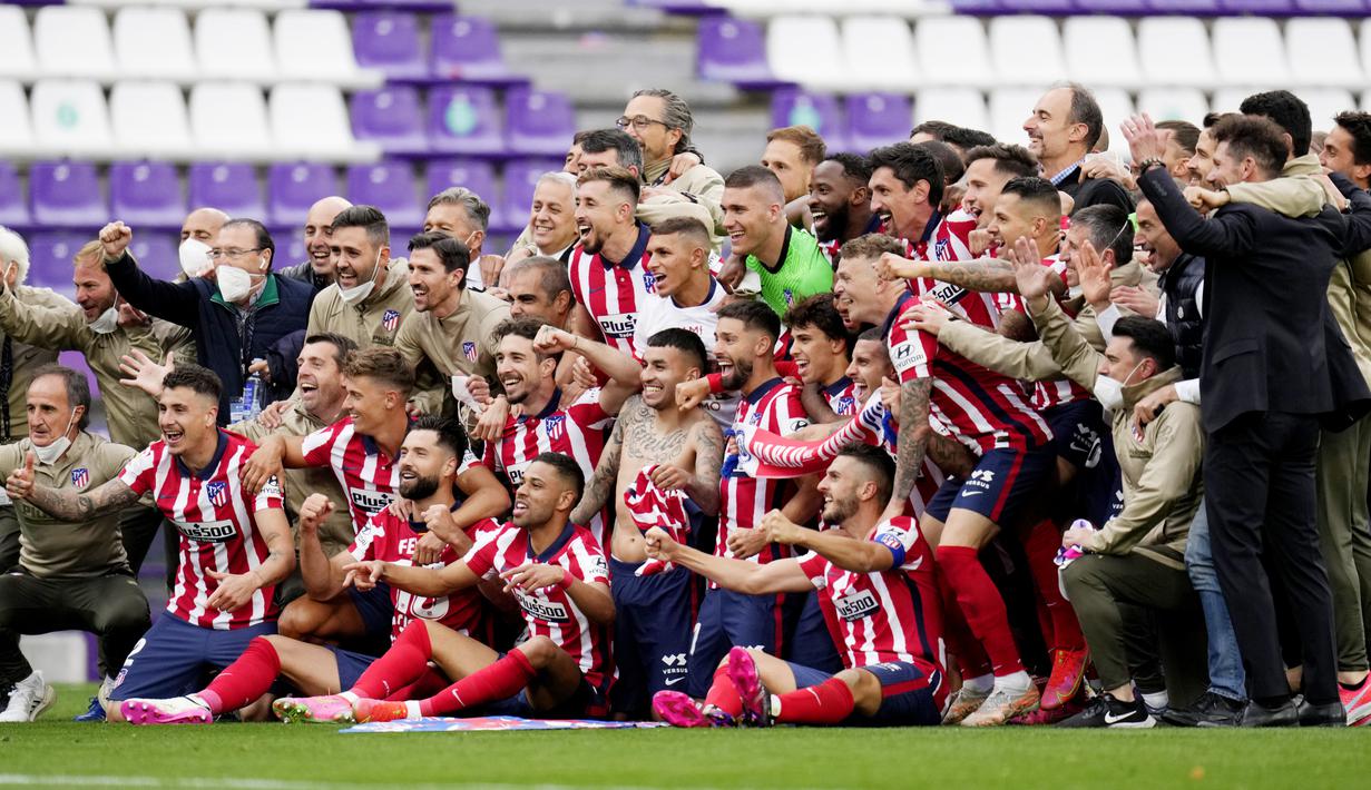 Para pemain Atletico Madrid merayakan kemenangan atas Real Valladolid pada laga Liga Spanyol di Stadion Jose Zorrilla, Sabtu (22/5/2021). Atletico Madrid menang dengan skor 2-1. (AP/Manu Fernandez)