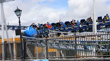 Para wisatawan bermain di Ocean Park, Hong Kong, China selatan, Sabtu (13/6/14). Ocean Park Hong Kong kembali beroperasi pada 13 Juni 2020 usai ditutup sementara selama empat bulan lebih akibat epidemi COVID-19. (Xinhua/Wu Xiaochu)