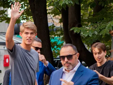 Charles De Ketelaere melambaikan tangan saat tiba untuk melakukan pemeriksaan medis di Milan, Italia, Selasa (2/8/2022). AC Milan merekrut playmaker muda berbakat Charles De Ketelaere dari Club Brugge. (LaPresse via AP)