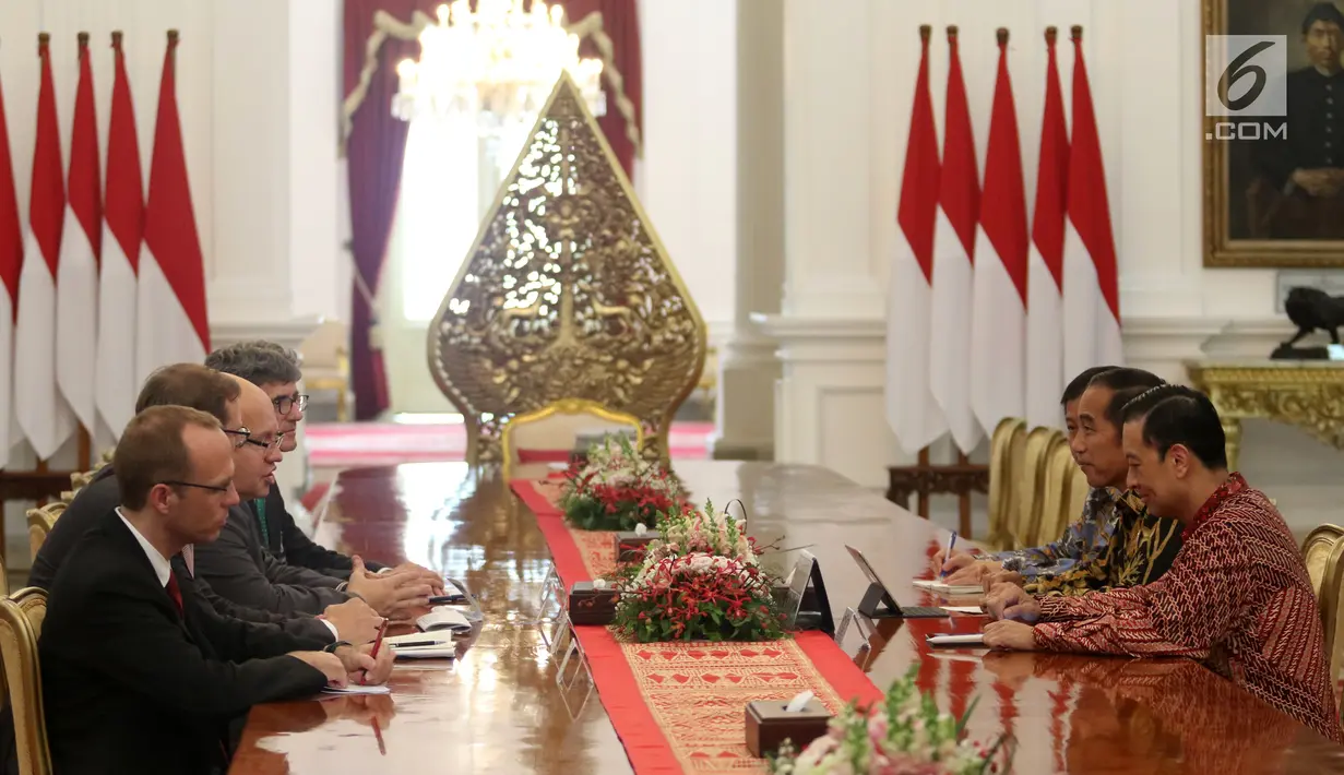 Presiden Joko Widodo (kanan tengah) menerima Menteri Ekonomi dan Energi Republik Federal Jerman Peter Altmaier di Istana Merdeka, Jakarta, Kamis (1/10). Pertemuan tersebut untuk mempererat hubungan bilateral kedua negara. (Liputan6.com/Angga Yuniar)