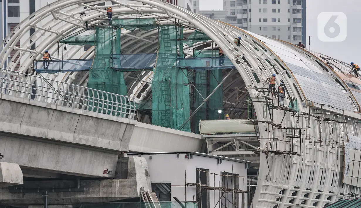 Aktivitas pekerja menyelesaikan pembangunan stasiun kereta Light Rail Transit (LRT) Dukuh Atas, Jakarta, Rabu (17/2/2021). Stasiun Dukuh Atas bakal menjadi hub transportasi Jakarta, atau titik di mana warga dari berbagai asal memilih dan berganti moda transportasi. (merdeka.com/Iqbal S Nugroho)