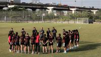 Pelatih Timnas Indonesia, Satoru Mochizuki memimpin latihan persiapan jelang laga Kualifikasi Piala Asia 2026 yang berlangsung di lapangan latih Jakarta International Stadium (JIS), Jakrata Utara, Jumat (20/06/2025). (Bola.com/Bagaskara Lazuardi)