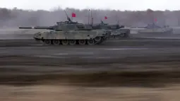 Tank Angkatan Darat Bela Diri Jepang Type 90 melaju menuju sasaran saat latihan tahunan dengan peluru tajam di Minami Eniwa Camp, Eniwa, Pulau Hokkaido, Jepang, 6 Desember 2021. Jepang terus membangun kekuatan militer. (AP Photo/Eugene Hoshiko)