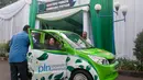 Petugas menjelaskan kecanggihan mobil listrik kepada pengunjung saat akan melakukan test drive di Museum Listrik dan Energi Baru PLN, TMII, Jakarta, Selasa (24/2). (Liputan6.com/Yoppy Renato)