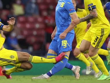 Bek Swedia Marcus Danielsson (kiri) melakukan pelanggaran keras terhadap pemain Ukraina  pada pertandingan babak 16 besar Euro 2020 di Hampden Park, Selasa (29/6/2021). ( Foto: AFP/Pool/Lee Smith)