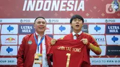 Pelatih timnas Indonesia, Shin Tae-yong (kanan) saat diperkenalkan oleh Ketua Umum Perserikatan Sepak Bola Seluruh Indonesia (PSSI) periode 2019-2023, Mochammad Iriawan di Ruang VVIP Stadion Pakansari, Kab Bogor, Jawa Barat, Sabtu (28/12/2019). (Liputan6.com/Helmi Fithriansyah)