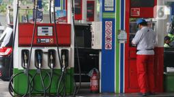 Petugas melayani konsumen yang mengisi bahan bakar kendaraannya di SPBU kawasan Jakarta, Selasa (26/11/2019). PT Pertamina (Persero) mulai menyediakan solar dengan kandungan 30 persen Fatty Acid Methyl Ester (FAME) yang berbahan baku minyak sawit. (Liputan6.com/Angga Yuniar)