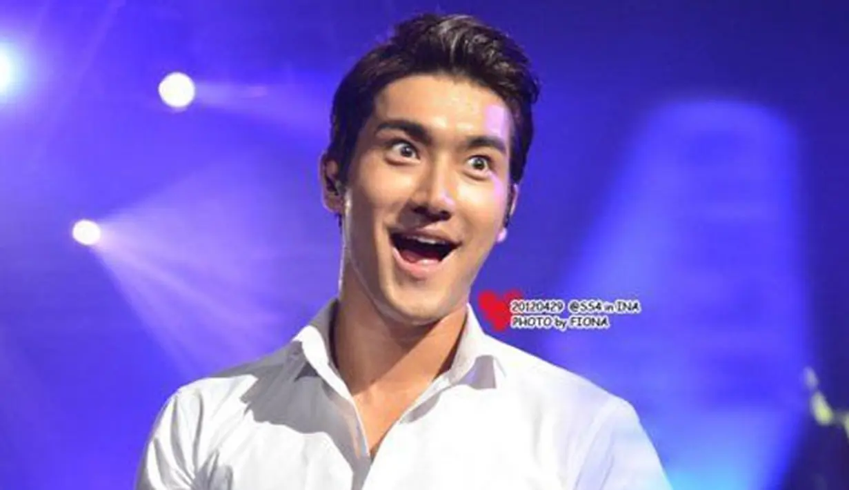 Siwon Super Junior selalu tampil menawan di setiap kesempatan. Namun ia tertangkap kamera saat ekspresinya seperti ini. (Foto: koreaboo.com)