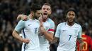 Pemain Inggris, Adam Lallana (kiri), merayakan golnya ke gawang Spanyol bersama Jordan Henderson dan Raheem Sterling dalam laga persahabatan di Stadion Wembley, Selasa (15/11/2016). (Reuters/Eddie Keogh)