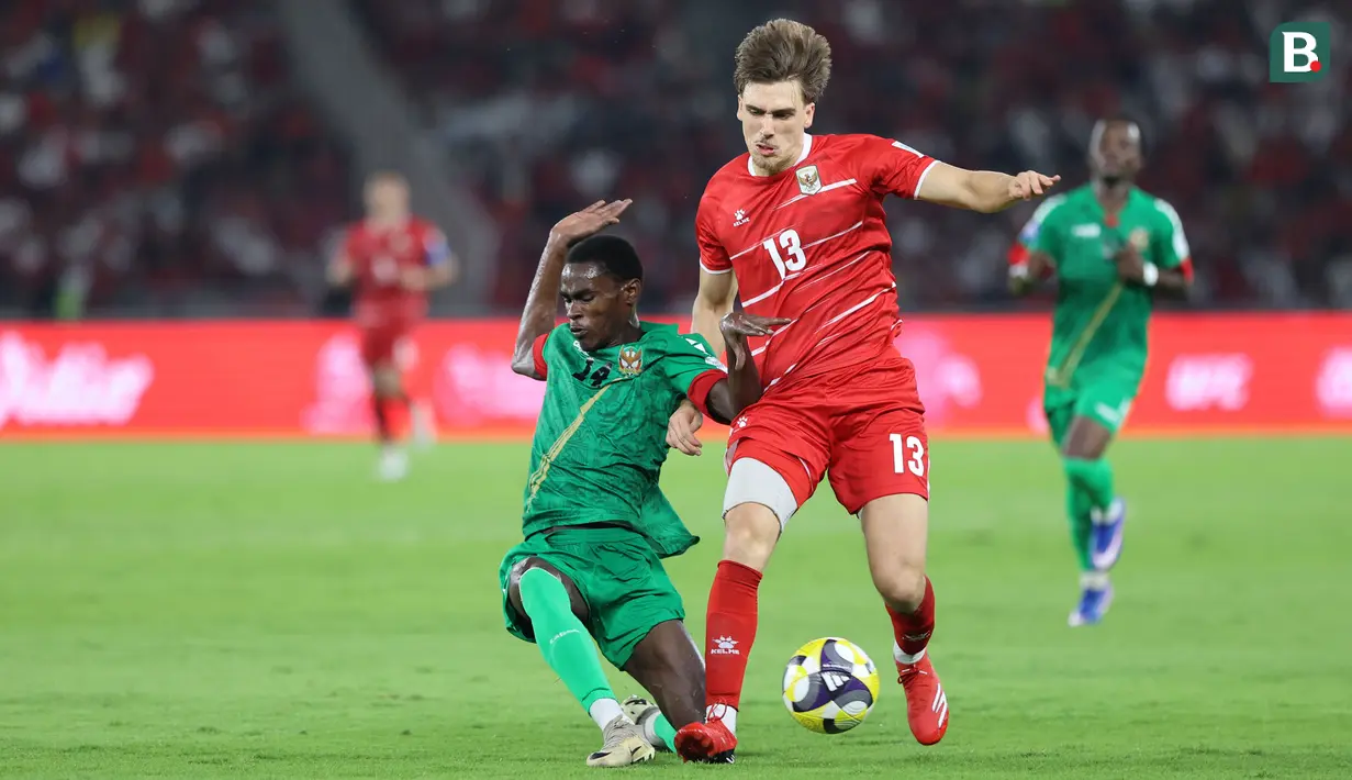 Pemain Timnas Indonesia, Mauro Zijlstra (kanan) berebut bola dengan pemain St Kitts and Nevis, Jahlyan Burt dalam laga FIFA Series 2026 di Stadion Utama Gelora Bung Karno (SUGBK), Senayan, Jakarta, Jumat (27/03/2026). (Bola.com/M Iqbal Ichsan)