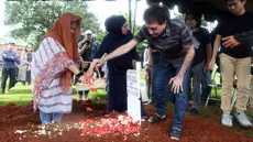 Vokalis grup band God Bless, Ahmad Albar, menabur bunga di atas makam Donny Fattah di Tempat Pemakaman Umum (TPU) Kampung Kandang, Jagakarsa, Jakarta Selatan, Sabtu (7/3/2026). Salah satu pilar musik rock Indonesia yang juga bassis sekaligus pendiri band legendaris God Bless, Donny Fattah meninggal dunia. (Kapanlagi.com/Budy Santoso)