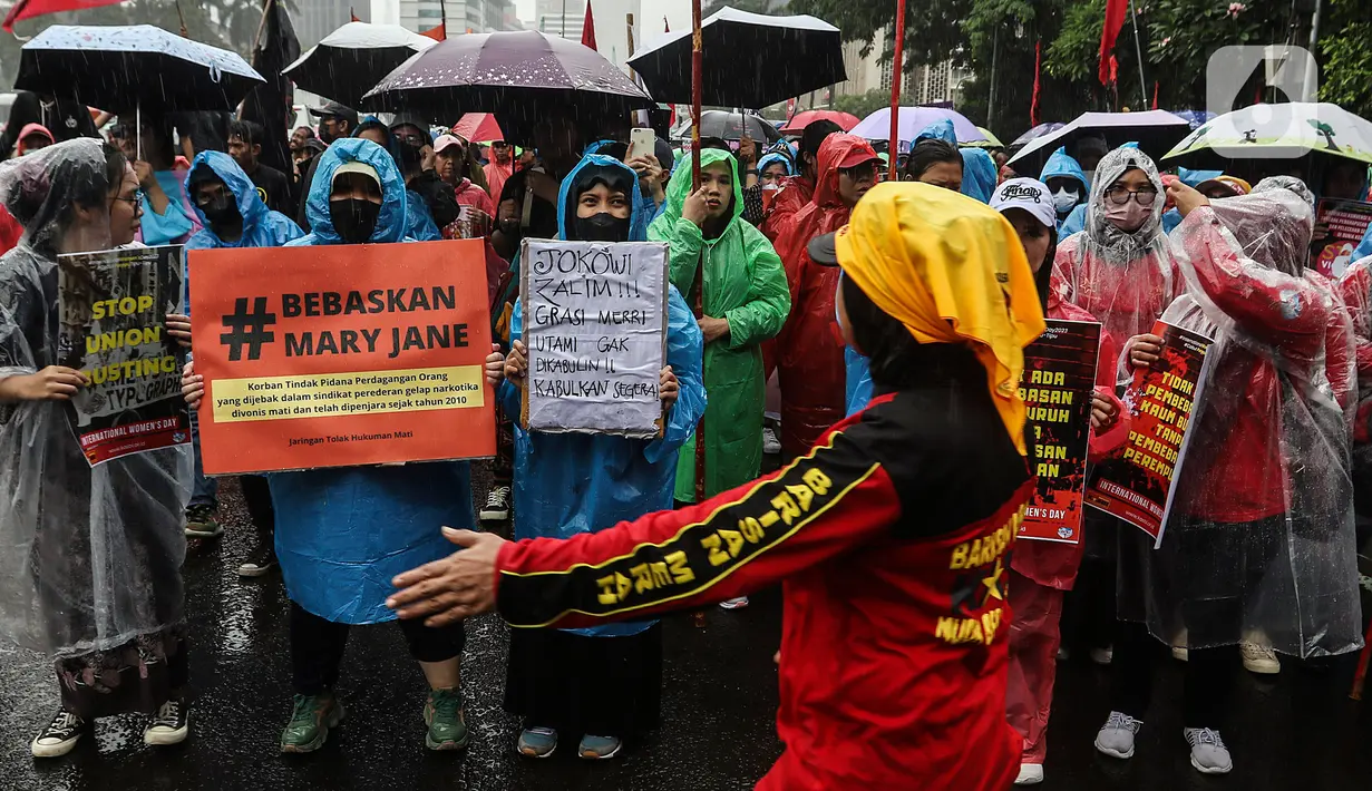 <p>Massa yang tergabung dari berbagai elemen masyarakat melakukan aksi damai dengan membentangkan poster di kawasan Monumen Nasional, Jakarta, Indonesia, Rabu (8/3/2023). Dalam aksi memperingati Hari Wanita Internasional, mereka menyerukan untuk melawan segala bentuk penindasan hak, perlindungan, menolak perkawinan anak serta menjamin kesehatan perempuan. (Liputan6.com/Johan Tallo)</p>