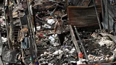 Warga mengumpulkan puing sisa kebakaran di Pasar  Inpres Tanah Abang, Jakarta, Minggu (11/10/2015). Kebakaran yang terjadi pada Minggu (11/10) dini hari tersebut menghanguskan 136 kios (Liputan6.com/Immanuel Antonius)
