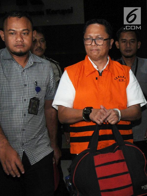 Kadis Kelautan dan Perikanan Kepri Edy Sofyan dikawal petugas usai menjalani pemeriksaan 1 x 24 jam di Gedung KPK, Jakarta, Jumat dini hari (12/7/2019). Edy Sofyan resmi ditahan KPK bersama Gubernur Kepri Nurdin Basirun dengan barang bukti uang senilai Rp666.812.189,56. (merdeka.com/Dwi Narwoko)