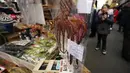 Gurita kering untuk membuat makanan tahun baru atau osechi dijual di Pasar Tsukiji, Tokyo, Jepang, Kamis (26/12/2019). Osechi dapat berupa makanan Barat atau juga China. (AP Photo/Eugene Hoshiko)