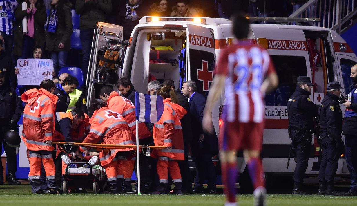 Tim medis membawa Fernando Torres dengan Ambulance menuju Rumah Sakit terdekat usai tabrakan dikepala dengan pemain Deportivo La Coruna pada laga La Liga pekan ke-25 di Riazor stadium, La Coruna, (02/3/2017).  (AFP/Miguel Riopa)