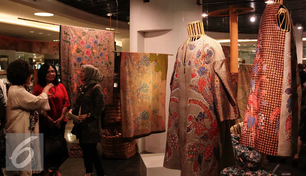 Busana batik Kudus rancangan desainer Denny Wirawan saat pagelaran fashion dan pembukaan pop-up store di Jakarta, Rabu (30/9/2015). Menyambut hari Batik Nasional retail Balijava meluncurkan koleksi Batik Kudus. (Liputan6.com/Angga Yuniar)