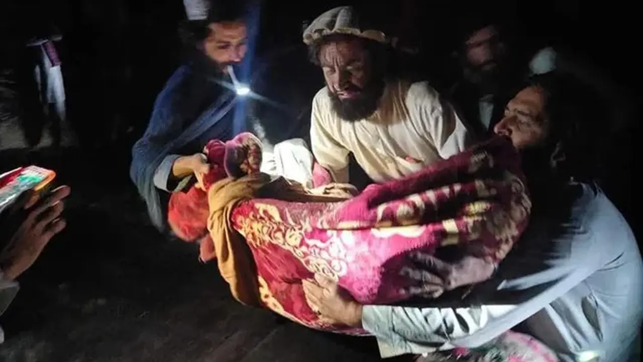 Evakuasi warga terdampak gempa Afghanistan. (AP)