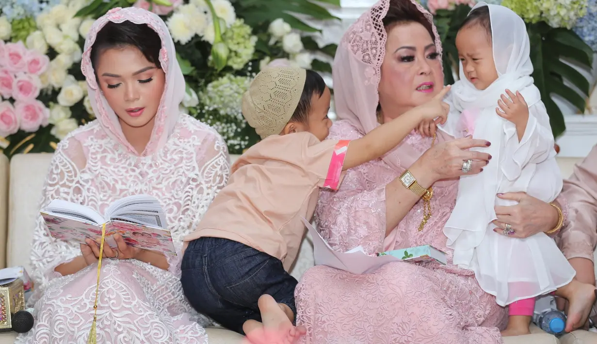 Serangkaian persiapan terus dilakukan jelang hari bahagianya Sheza Idris dan Surya Ibrahim. Acara pra pernikahan yaitu pengajian dan siraman pun dilakukan oleh Sheza Idris di kediamannya. (Adrian Putra/Bintang.com)