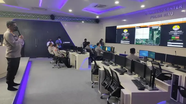 Kepala Polda Riau Irjen Agung Setya Imam Effendi memantau situasi Pilkada Riau melalui Dashboard Lancang Kuning.