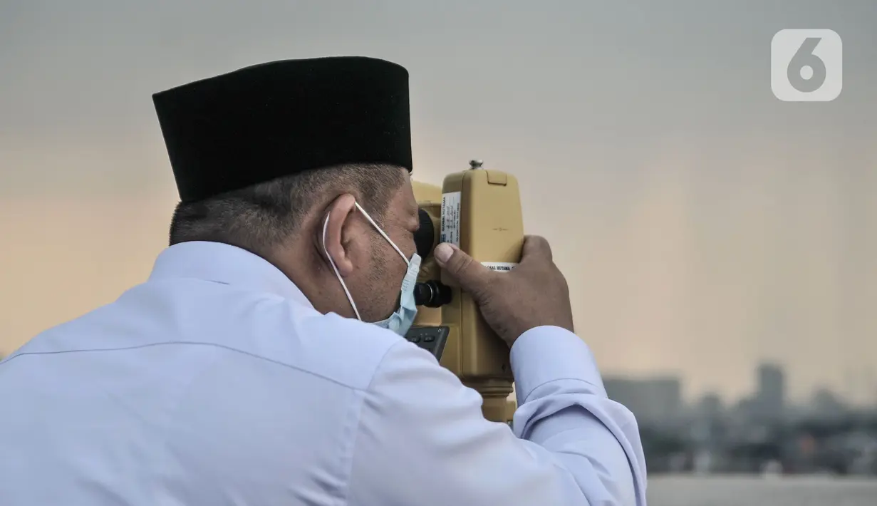 Tim Hisab Rukyat Kanwil Agama Provinsi DKI Jakarta memantau hilal awal Ramadan dari atap Gedung Kanwil Agama DKI Jakarta, Cawang, Jakarta, Senin (12/4/2021). Hilal tidak dapat terlihat dikarenakan langit terhalang mendung dan hujan. (merdeka.com/Iqbal S. Nugroho)