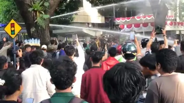 Ratusan mahasiswa yang tergabung dalam Aliansi Mahasiswa USU bergerak melakukan aksi unjuk rasa di depan Gedung Dewan Perwakilan Rakyat Daerah Sumatera Utara DPRD Sumut.