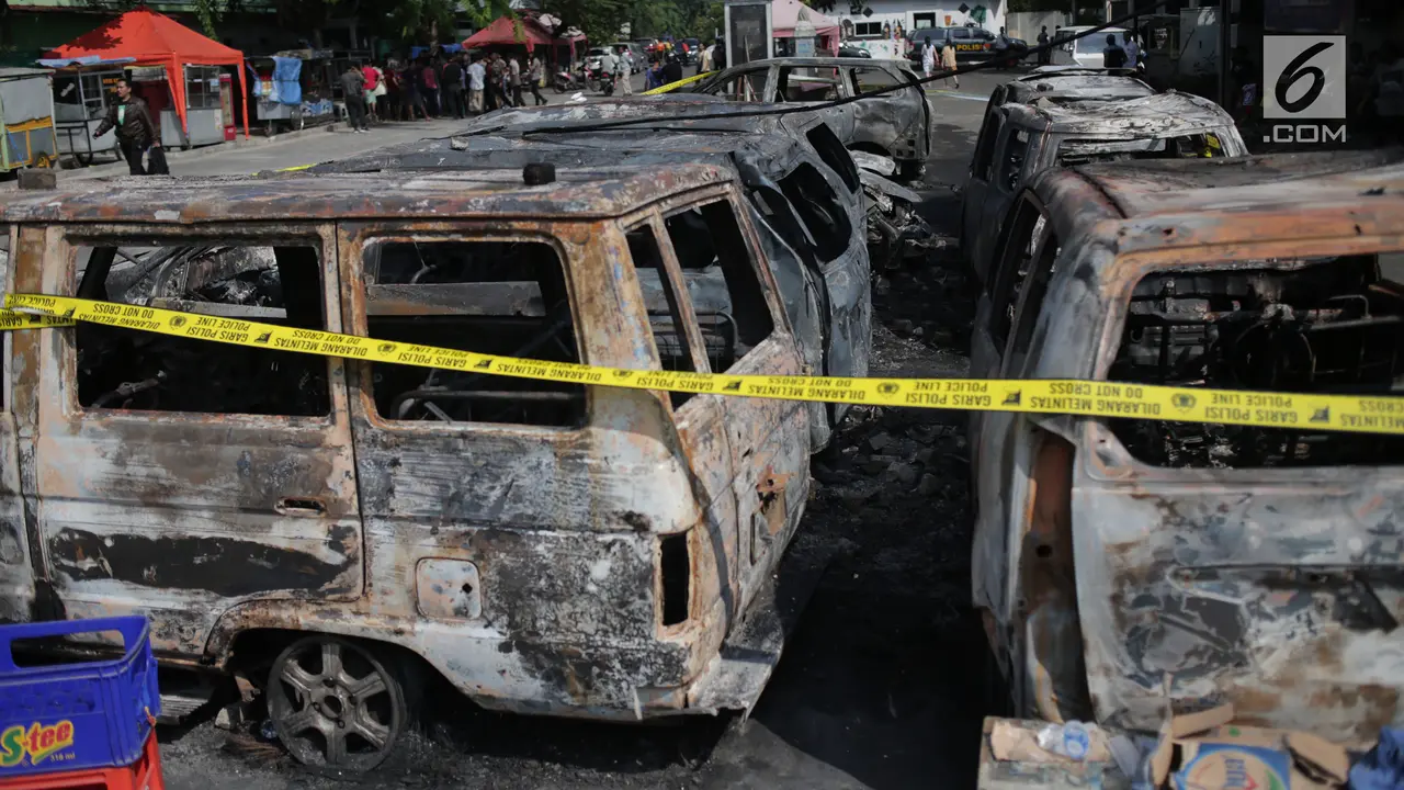 Belasan Mobil di Petamburan Hangus Terbakar