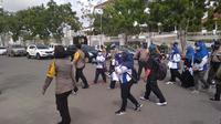 Polisi membubarkan aksi unjuk rasa menolak Omnibus Law yang digelar Federasi Serikat Pekerja Metal Indonesia (FSPMI) Kota Batam di depan kantor Wali Kota Batam, Selasa (29/12/2020). (Liputan6.com/ Ajang Nurdin)