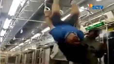 Aksi tak terpuji dilakukan penumpang kereta rel listrik (KRL) yang bergelantungan dan merusak fasilitas kereta.