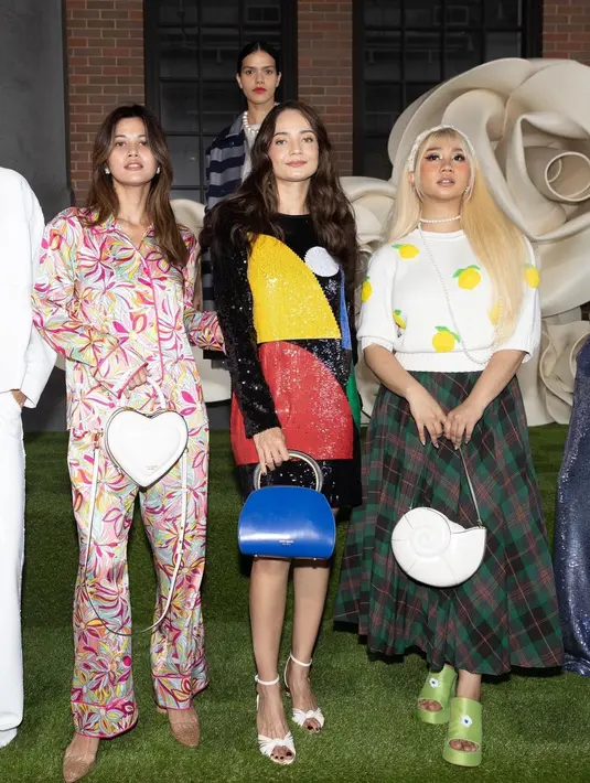 Enzy Storia tampak mengenakan sequin dress lengan panjang yang chic. Dress ini memiliki motif bentuk berwarna pop di atas warna dasar hitam, menjadikan penampilan simpel Enzy lebih elegan. [Foto: Instagram/enzystoria]