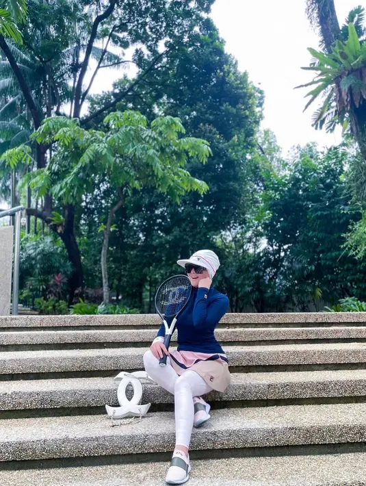 Jika mencari di website ebay, maka kamu bisa menemukan raket ini dengan nama CHANEL 2023 Tennis Racket & Leather Chain Cover Dust Bag Carbon Raquet Collector, dihargai sekitar 8,450 Dolar AS atau sekitar Rp125,5 jutaan. Foto: Instagram.