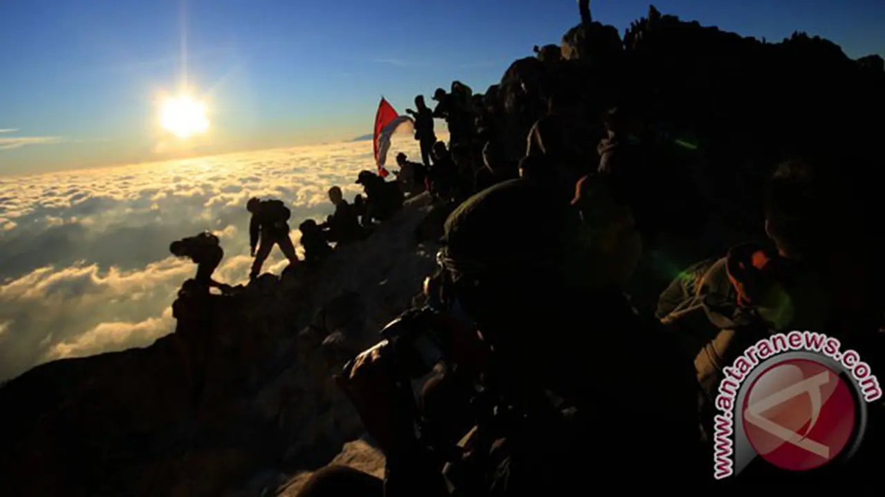 Sambut Tahun Baru Islam, Ribuan Pendaki 'Selimuti' Puncak Merapi