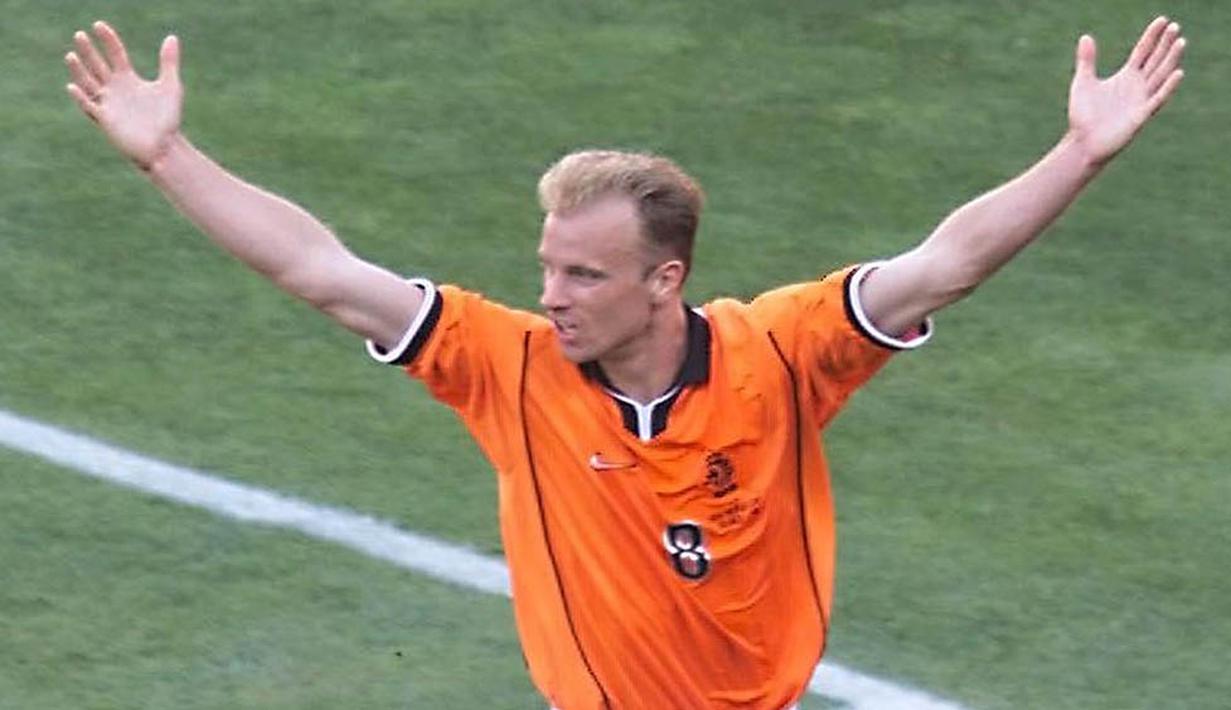 3. Dennis Bergkamp, debut karier profesional striker binaan akademi Ajax itu diberikan oleh Johan Cruyff pada tahun 86/87. Pria yang kini berusia 46 tahun itu merupakan andalan lini depan Belanda periode 90an hingga awal 2000. (AFP/Rabih Moghrabi)