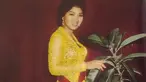 Mengawali karier sejak 1953, legenda di dunia musik dan perfilman Tanah Air ini masih bersinar hingga kini. Karya-karyanya juga telah dinikmati banyak generasi. Kiprahnya di dunia entertainment pun menjadi inspirasi bagi banyak artis muda pendatang baru. (Liputan6.com/IG/@titiekpuspa_official)