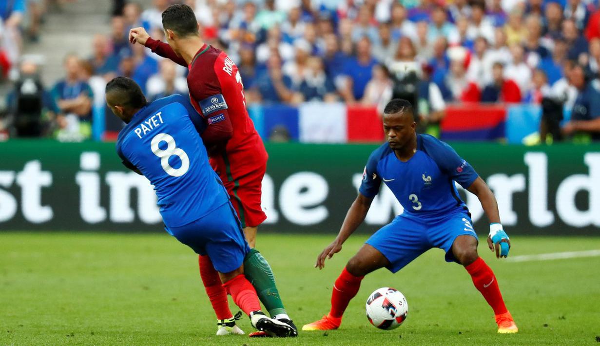 Striker Portugal, Cristiano Ronaldo, saat dilanggar pemain Prancis, Dimitri Payet, pada laga final Piala Eropa 2016 di Stade de France, Saint-Denis, Senin (11/7/2016) dini hari WIB. (Reuters/Kai Pfaffenbach)