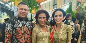 Ibunda pengantin, Susi Pudjiastuti tentu hadir mengenakan kebaya. Ia memilih kebaya kutubaru brokat hijau pastel dipadukan dengan angkin merah dan kain batik. [@krisdayantilemos].