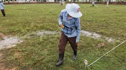 Petugas saat melatih seekor tikus mendeteksi keberadaan ranjau di Siem Reap, Kamboja (13/7/2015). Tanah di Kamboja tercatat masih penuh dengan ranjau sisa perang sipil, Khmer Rough "Killing Fields" pada 1970. (REUTERS/Samrang Pring)
