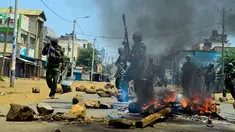 Petugas keamanan Kenya berjaga di lokasi kericuhan yang terjadi di Kisumu, Kenya (9/8). Usai pemilihan presiden di Kenya gelombang protes meletus pada Jumat malam di Nairobi dan kota pinggir danau Kisumu. (AFP Photo/Kevin Midigo)