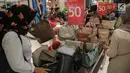 Pengunjung memilih tas yang didiskon 50% di Matahari Pasaraya Manggarai, Jakarta, Sabtu (16/9). Menjelang penutupan gerai, Matahari Pasaraya Manggarai melakukan cuci gudang untuk menghabiskan stok barang yang ada (Liputan6.com/Faizal Fanani)